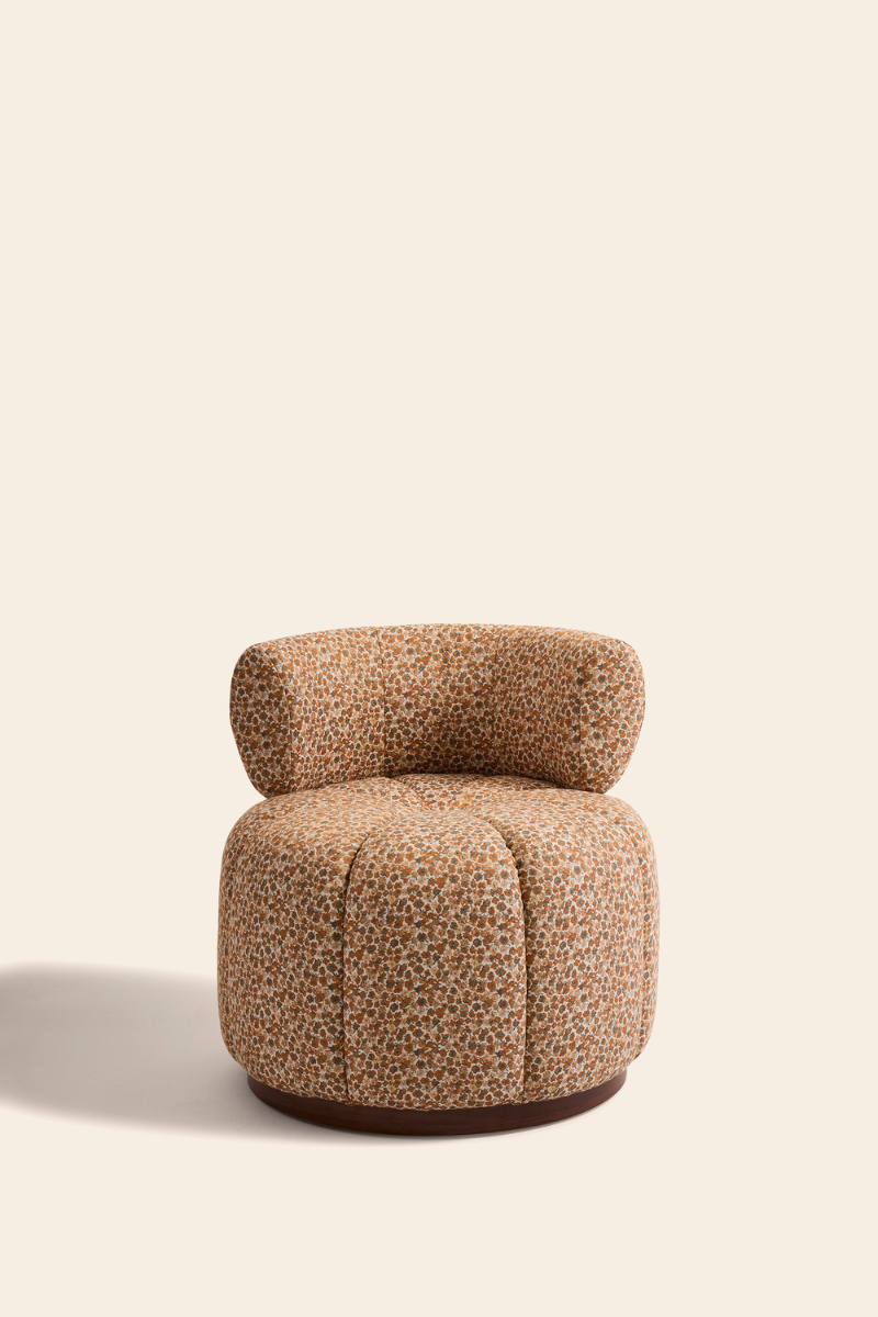 Le Gainsbourg, c’est le charme assumé. Une pièce qui joue avec les codes du raffinement et de l’audace, pour créer une présence unique. Ses lignes sensuelles, inspirées de l’esprit boudoir, en font un objet aussi séduisant qu’intemporel.
Ici, rien n’est laissé au hasard : chaque détail raconte une histoire, chaque courbe affirme une élégance sûre d’elle.

Le choix des matières renforce ce caractère singulier. Le velours, profond et vibrant, accroche la lumière comme une caresse. 