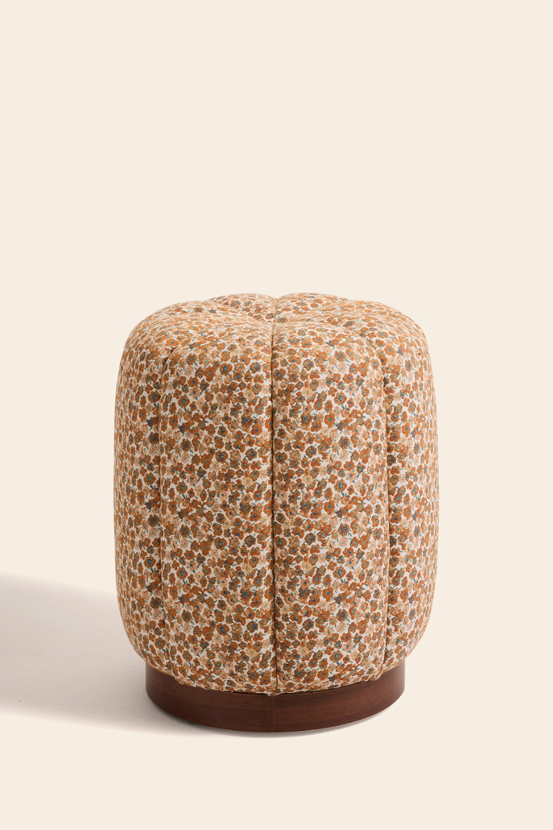 Le Claudel, c’est un design pensé pour durer, où confort et élégance se rencontrent naturellement. Ses lignes organiques lui donnent une allure simple et moderne, tandis que chaque détail reflète un vrai savoir-faire.

Le choix des matières en dit long : un velours profond qui réchauffe, un tweed texturé qui capte la lumière, et des tissus plus audacieux qui apportent une touche contemporaine.