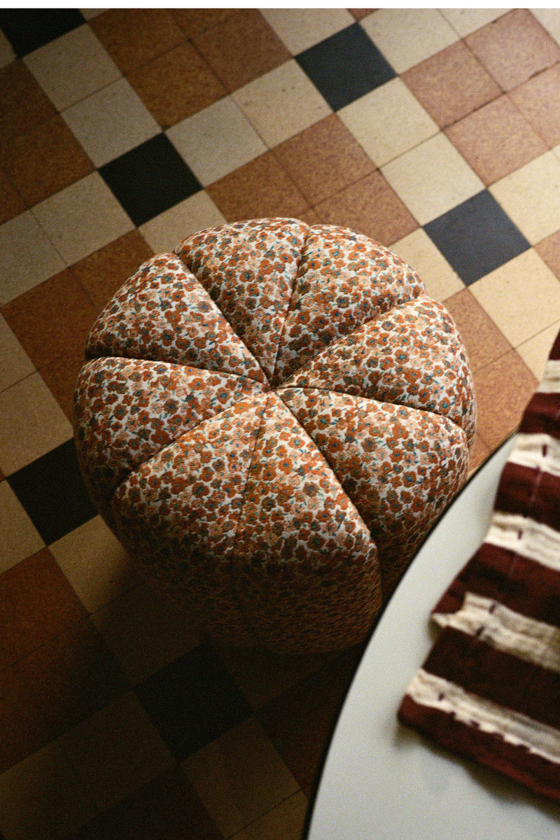 Le Claudel, c’est un design pensé pour durer, où confort et élégance se rencontrent naturellement. Ses lignes organiques lui donnent une allure simple et moderne, tandis que chaque détail reflète un vrai savoir-faire.

Le choix des matières en dit long : un velours profond qui réchauffe, un tweed texturé qui capte la lumière, et des tissus plus audacieux qui apportent une touche contemporaine.