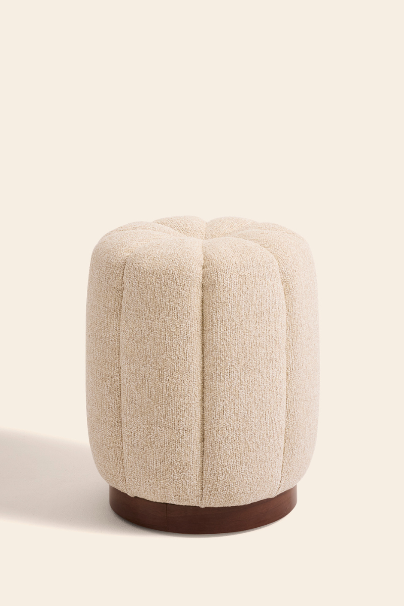 Le Claudel, c’est un design pensé pour durer, où confort et élégance se rencontrent naturellement. Ses lignes organiques lui donnent une allure simple et moderne, tandis que chaque détail reflète un vrai savoir-faire.

Le choix des matières en dit long : un velours profond qui réchauffe, un tweed texturé qui capte la lumière, et des tissus plus audacieux qui apportent une touche contemporaine.