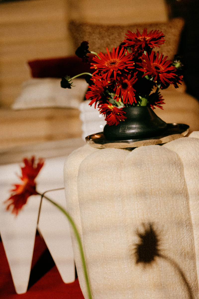 Le Claudel, c’est un design pensé pour durer, où confort et élégance se rencontrent naturellement. Ses lignes organiques lui donnent une allure simple et moderne, tandis que chaque détail reflète un vrai savoir-faire.

Le choix des matières en dit long : un velours profond qui réchauffe, un tweed texturé qui capte la lumière, et des tissus plus audacieux qui apportent une touche contemporaine.