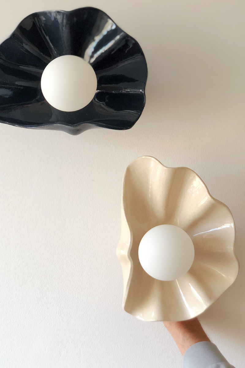 L’applique Concha s’inspire de l’océan et de ses coquillages, dont elle reprend les courbes et la douceur. Entièrement façonnée à la main au Portugal, elle célèbre l’artisanat et la matière. Réalisée en argile teintée dans la masse, chaque pièce est unique, marquée par de légères variations qui témoignent du geste et du travail de la main.