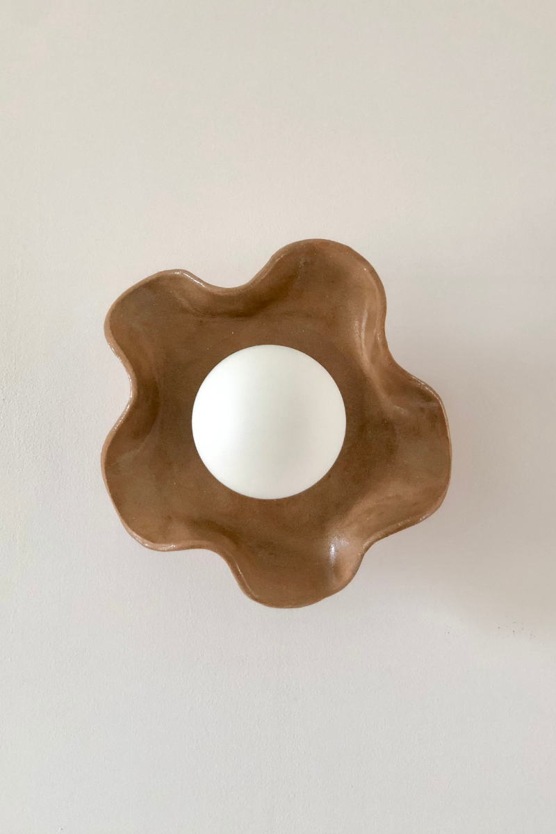 Ici un zoom sur l'applique émail chocolat.