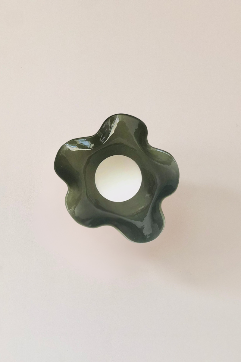 Ici un zoom sur l'applique émail olive. 