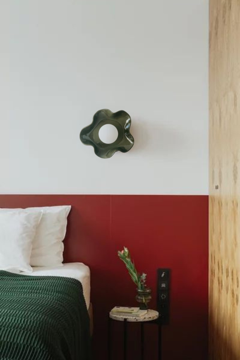 L’applique Jelly, s’inspire du monde marin. Ses lignes ondulées rappellent le mouvement de l’eau et la légèreté des méduses, apportant à l’espace une touche à la fois vivante et apaisante.