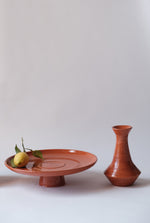 Le Centre de table Horizon par Caroline Andréoni et Léa Ginac, en faïence rouge chamottée. Forme généreuse et graphique inspirée du Sud, fabriquée à Vallauris.