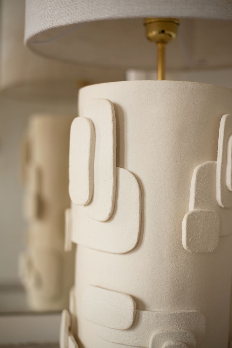 La lampe Cactus en exclusivité chez Caroline Andréoni La Maison, est directement inspirée des esquisses de la créatrice Adeline Delesalle. Cette lampe à poser joue sur des formes en relief évoquant des représentations abstraites de cactus. La profondeur du pied s'associe à un jeu subtil d'ombres et de lumières créé par l'abat-jour, confectionné à base de soie.