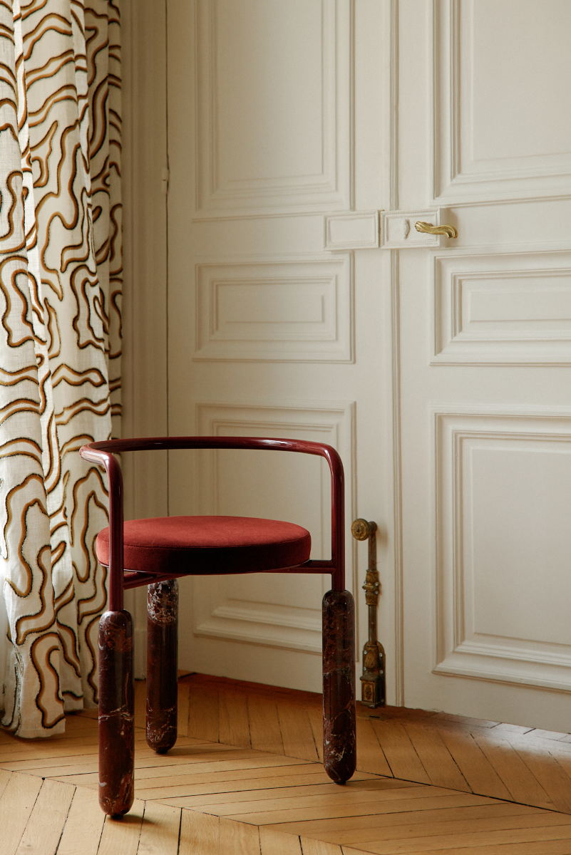 Malmousque évoque des images de criques discrètes, arrondies par l'érosion des vagues et baignées d'un crépuscule coloré. Des bains où se mêlent la roche et les ondes graphiques de la mer à la manière de la structure courbe métallique et des pieds en marbre veiné. Lover au creux de cette assise, comme lors des moments d'oisiveté sur la roche.  Mickaël dessine cette chaise comme une ode aux instants suspendus à Malmousque.