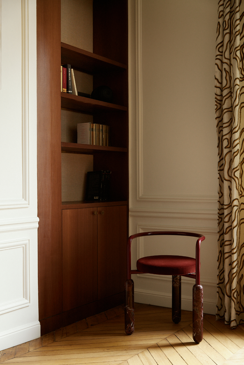 Malmousque évoque des images de criques discrètes, arrondies par l'érosion des vagues et baignées d'un crépuscule coloré. Des bains où se mêlent la roche et les ondes graphiques de la mer à la manière de la structure courbe métallique et des pieds en marbre veiné. Lover au creux de cette assise, comme lors des moments d'oisiveté sur la roche.  Mickaël dessine cette chaise comme une ode aux instants suspendus à Malmousque.