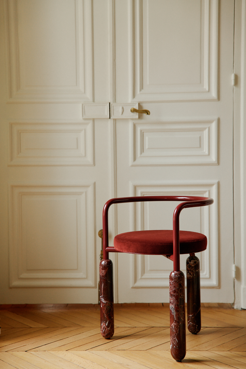 Malmousque évoque des images de criques discrètes, arrondies par l'érosion des vagues et baignées d'un crépuscule coloré. Des bains où se mêlent la roche et les ondes graphiques de la mer à la manière de la structure courbe métallique et des pieds en marbre veiné. Lover au creux de cette assise, comme lors des moments d'oisiveté sur la roche.  Mickaël dessine cette chaise comme une ode aux instants suspendus à Malmousque.