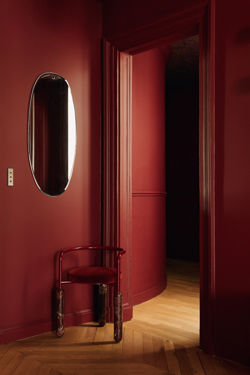 Malmousque évoque des images de criques discrètes, arrondies par l'érosion des vagues et baignées d'un crépuscule coloré. Des bains où se mêlent la roche et les ondes graphiques de la mer à la manière de la structure courbe métallique et des pieds en marbre veiné. Lover au creux de cette assise, comme lors des moments d'oisiveté sur la roche.  Mickaël dessine cette chaise comme une ode aux instants suspendus à Malmousque.