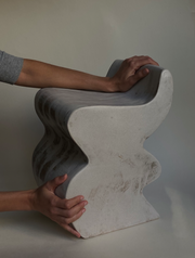 Ce bout de canapé Ondulé réalisé par l'artiste Thalia Dalecky représente ses inspirations : les corps, les formes et les matières. Pouvant également faire office de tabouret, cette pièce confectionnée à base de grès crème émaillé a un effet patine, ce qui lui donne son effet "destroy".