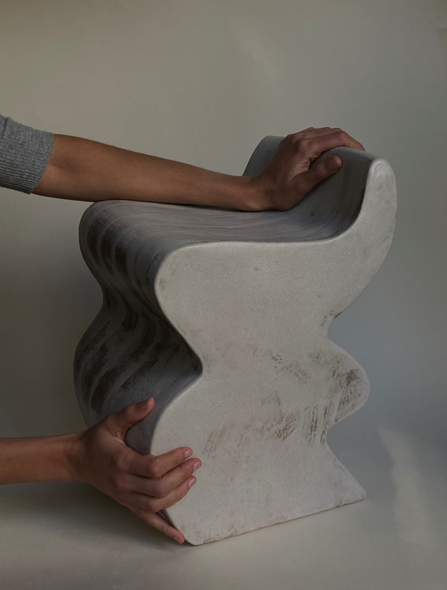 Ce bout de canapé Ondulé réalisé par l'artiste Thalia Dalecky représente ses inspirations : les corps, les formes et les matières. Pouvant également faire office de tabouret, cette pièce confectionnée à base de grès crème émaillé a un effet patine, ce qui lui donne son effet "destroy".