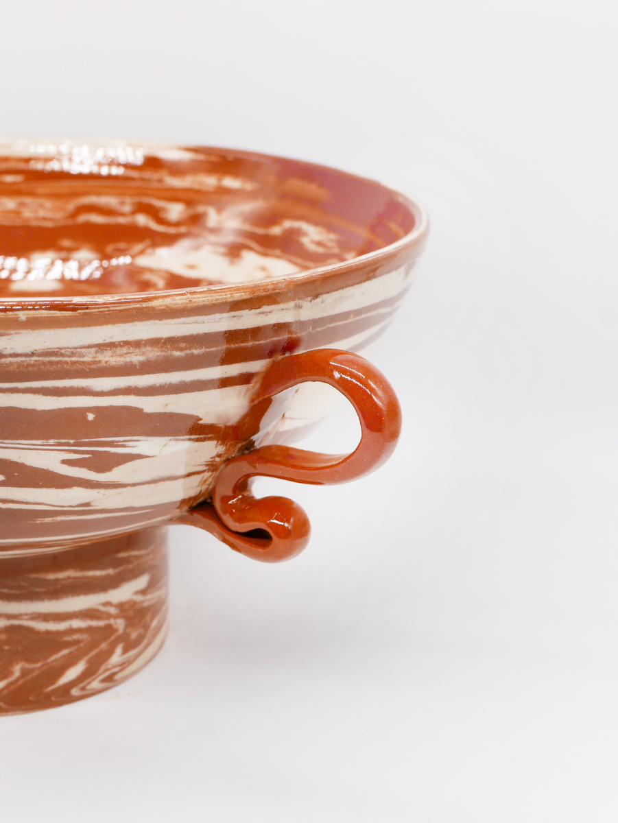 Coupe sur pied Kassabah in glazed earthenware, designed by Datcha for Caroline Andréoni. Arabesque handles evoke Art Nouveau, hand-formed by a Moroccan Atlas potter, each piece unique.