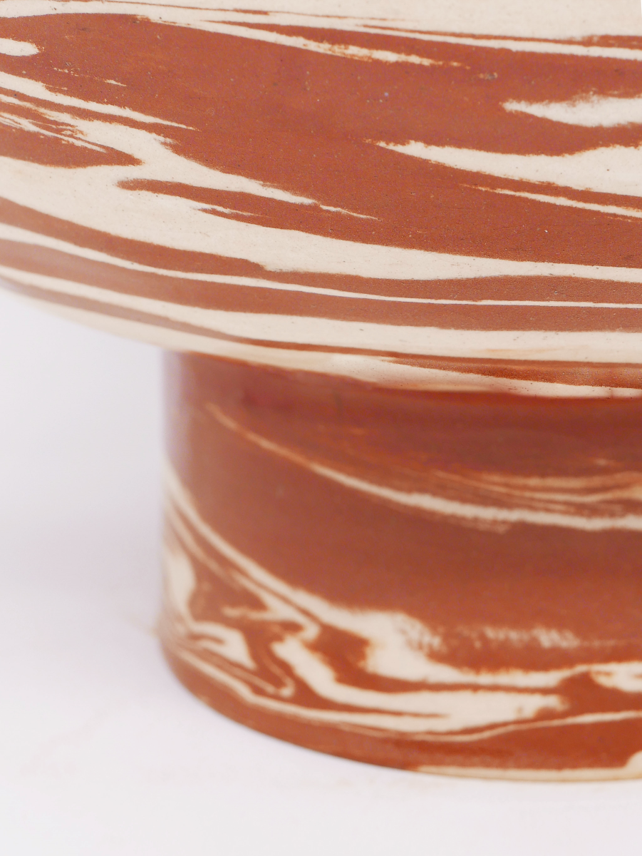 Coupe sur pied Kassabah in glazed earthenware, designed by Datcha for Caroline Andréoni. Arabesque handles evoke Art Nouveau, hand-formed by a Moroccan Atlas potter, each piece unique.