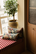 Cushion Harlow small size by Caroline Andréoni, in 100% English wool floral fabric. Handmade in Paris with a discreet zip closure. Vintage charm for your interior.