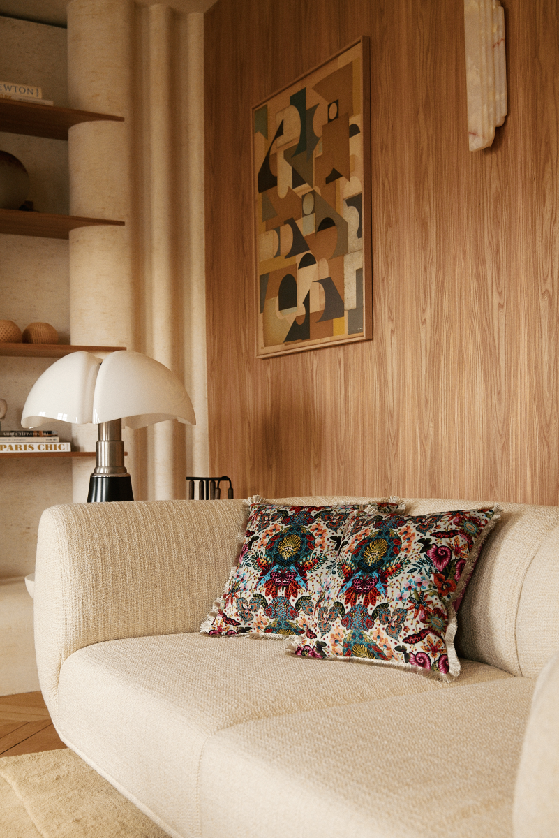 Le coussin Insectopia, proposé par Maison Mona en exclusivité pour Caroline Andréoni La Maison, arbore un motif vibrant et coloré, inspiré par la beauté de la nature. Des fleurs délicates et des papillons aux détails minutieusement travaillés s'entrelacent pour créer un design unique, à la fois poétique et élégant.

Son charme est rehaussé par une finition subtile : une frange grège qui ajoute une touche de sophistication et de douceur.