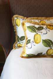 Ce coussin s’impose comme une pièce de caractère au sein de la collection Caroline Andreoni La Maison. Son imprimé citrus, à la fois lumineux et vitaminé, évoque la douceur d’un jardin méditerranéen et insuffle instantanément énergie et vitalité à votre intérieur. Le passepoil doré, discret mais élégant, souligne les contours du coussin avec finesse et capte la lumière pour un effet subtilement précieux.