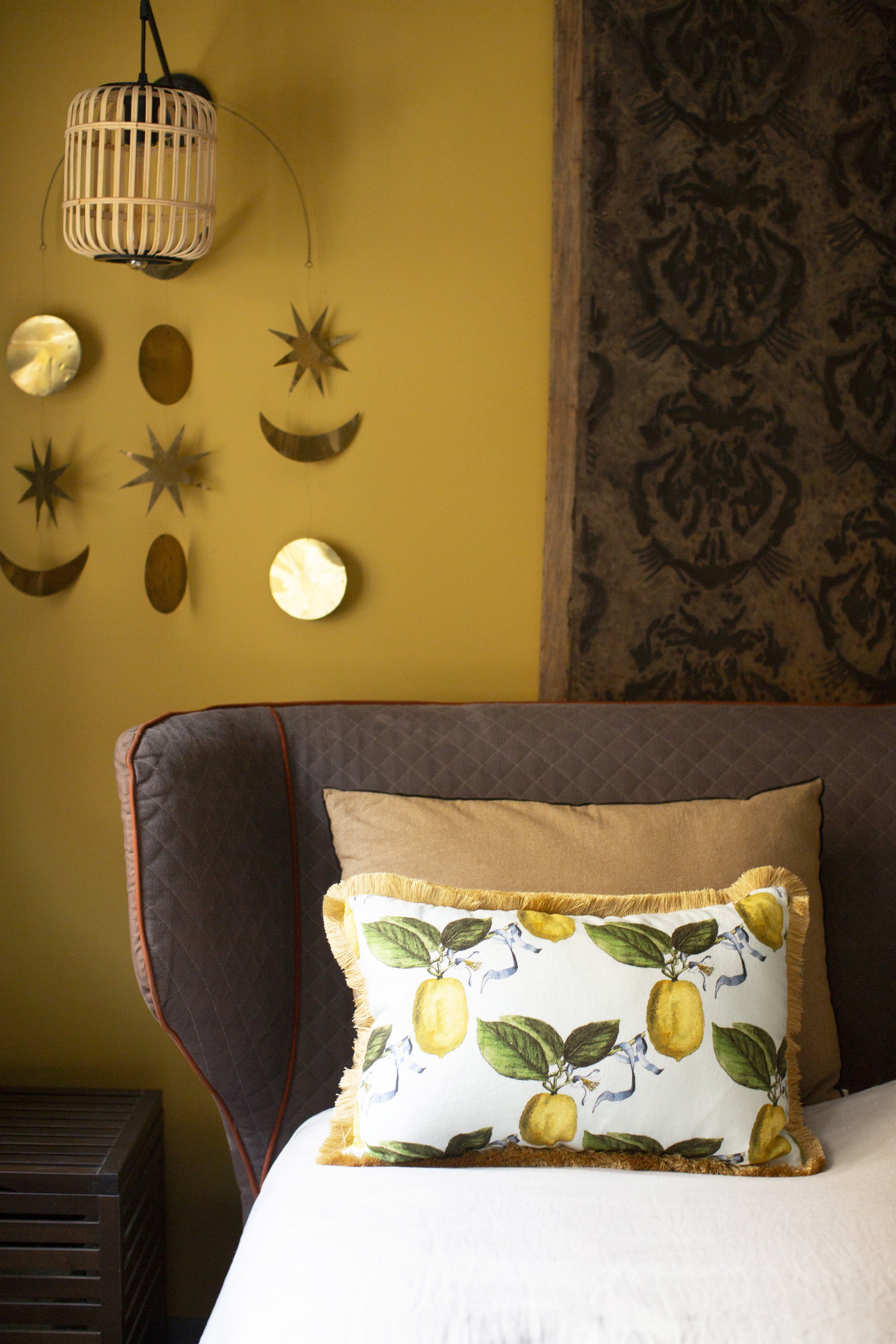 Ce coussin s’impose comme une pièce de caractère au sein de la collection Caroline Andreoni La Maison. Son imprimé citrus, à la fois lumineux et vitaminé, évoque la douceur d’un jardin méditerranéen et insuffle instantanément énergie et vitalité à votre intérieur. Le passepoil doré, discret mais élégant, souligne les contours du coussin avec finesse et capte la lumière pour un effet subtilement précieux.