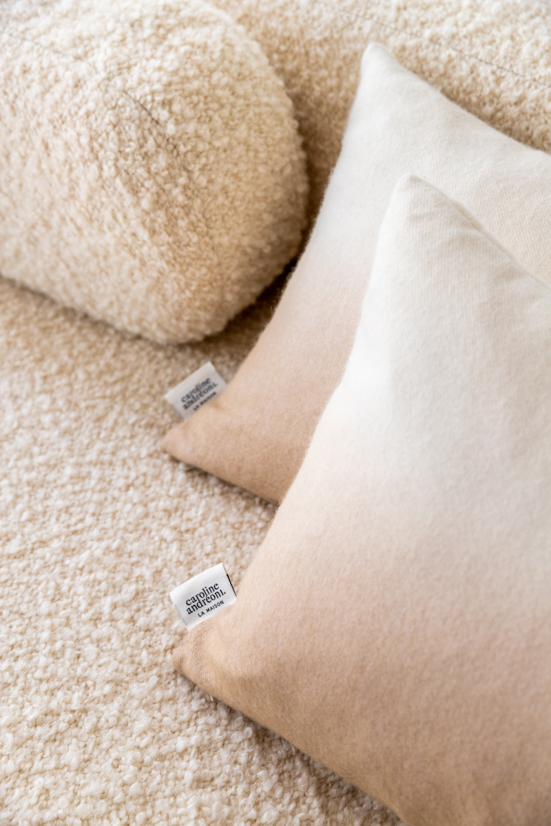le coussin Cozia met en avant le savoir-faire unique du tissage péruvien. Cette fibre rare provenant de la région de l’Altiplano au Pérou est travaillée de manière 100 % naturelle sans aucun procédé chimique. Elle est entièrement tissée et teinte à la main dans des bains de teinture disposant des normes Oekotex. Engagé dans une démarche de revalorisation du patrimoine local, notre atelier a le contrôle de l’ensemble du processus de fabrication, de la tonte de l’alpaga jusqu’au produit fini.