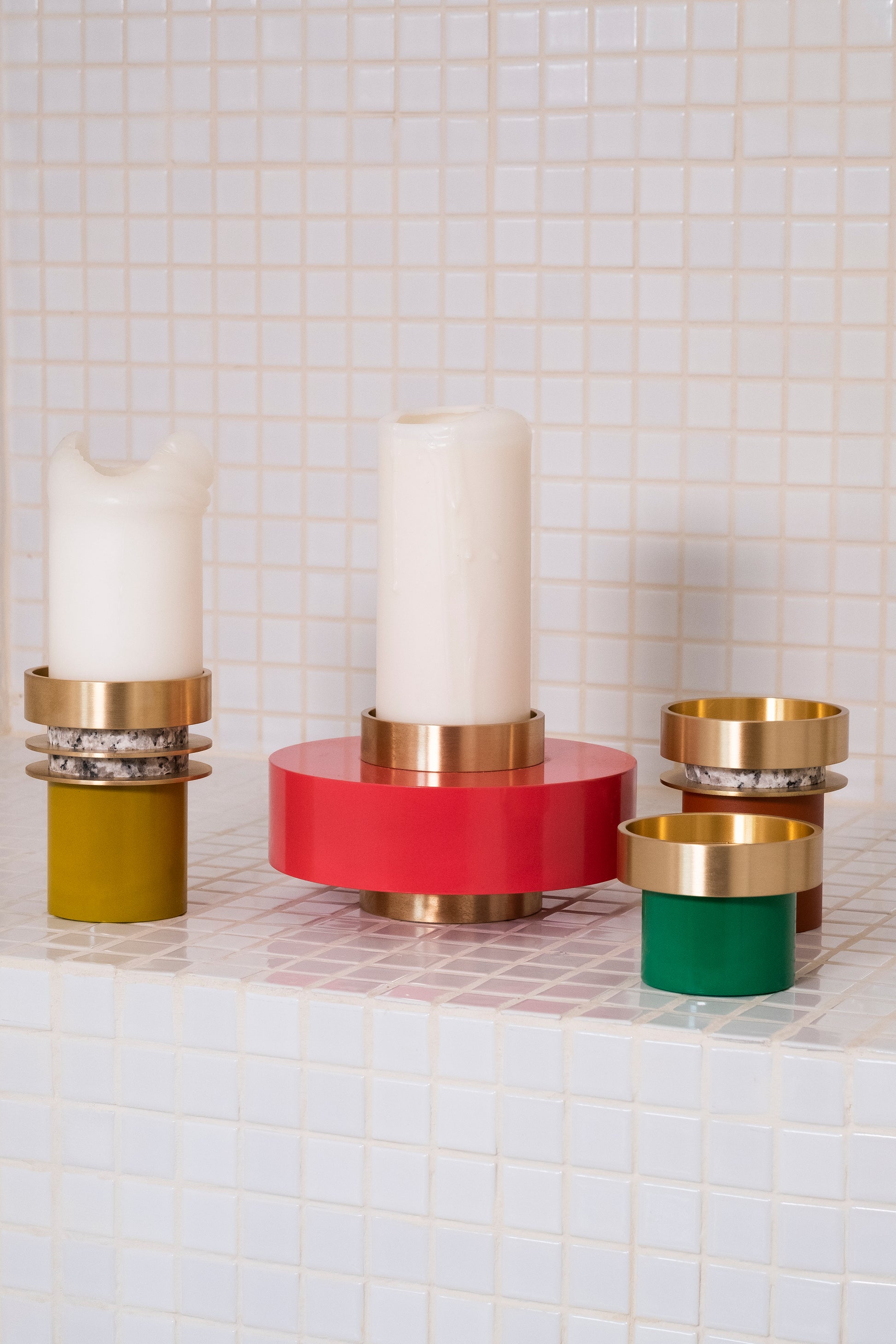 Contraste entre les métaux bruts et la fluidité de la cire, les bougeoirs sont apparus tout de suite dans le design de Marine Breynaert, et sont devenus iconiques depuis. Ce sont toujours des pièces à assembler : chaque bougeoir est une architecture minimale. Ils peuvent être posés seuls sur une cheminée, en famille en centre de table, ou mélangés à des bougeoirs anciens. Leur style intemporel se marie à des intérieurs très contemporains comme aux genres classiques et art déco.