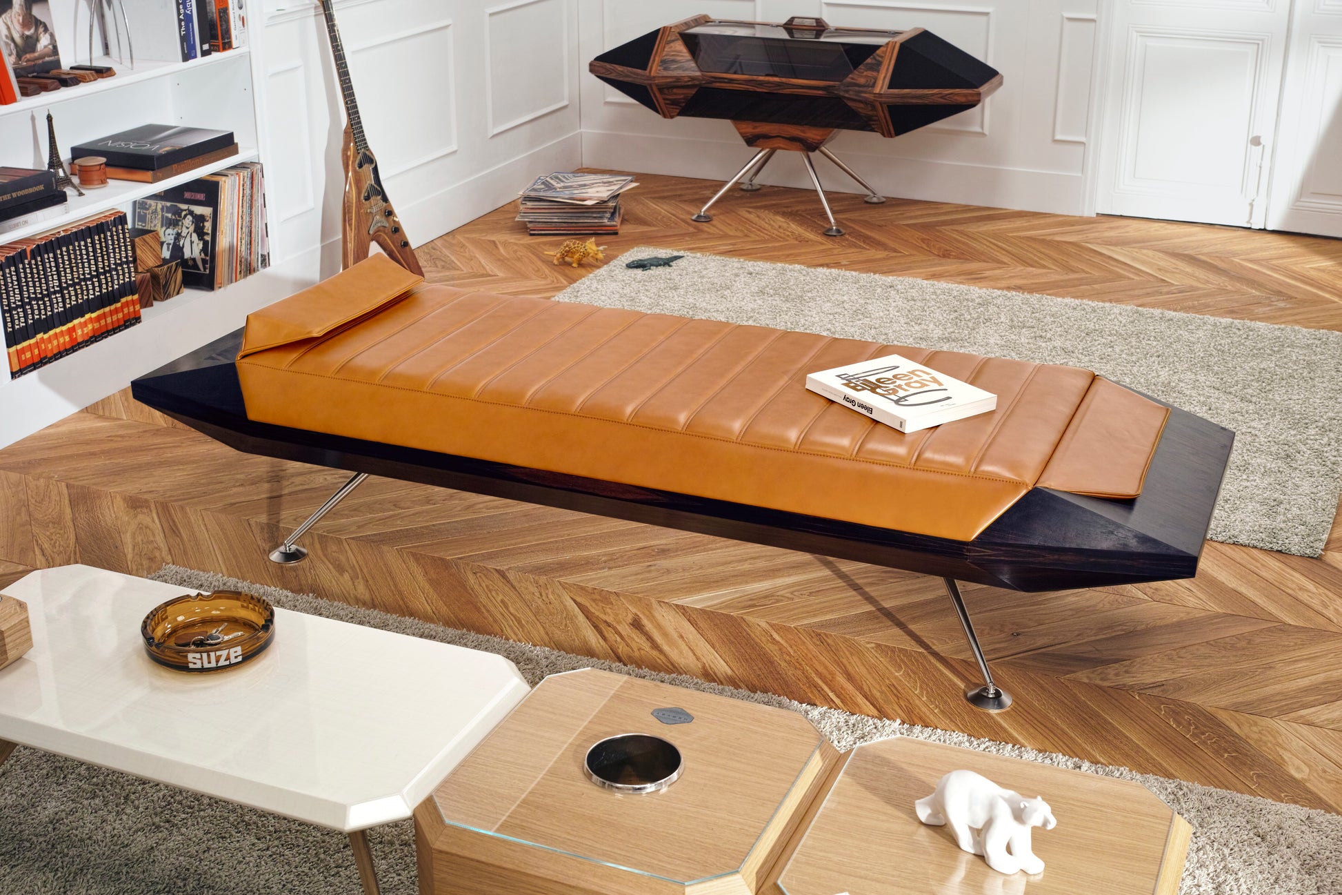 Cette pièce est inspirée par les concept-car futuristes des années 70 et 80 dévolus au « Wedge design », le fameux dessin cunéiforme si propre au style Hervet Manufacturier. Plus qu’une méridienne, c’est un vaisseau en lévitation. La Méridienne Esprit est réalisée en bois plaqué Ebène de Macassar avec une sellerie en cuir pleine fleur et le piètement en acier taillé dans la masse.