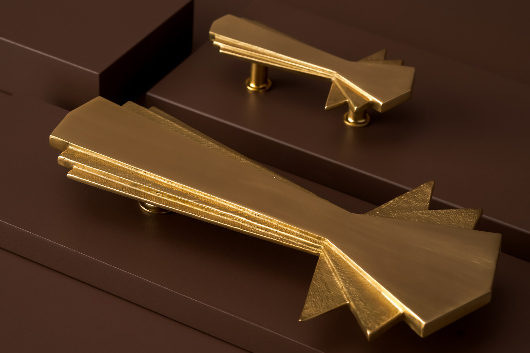 Poignée de meuble Empire en laiton s'inspire de l'esthétique Art Déco. Sa ligne raffinée et son caractère décoratif en font un détail élégant, idéal pour apporter une touche de luxe au mobilier.