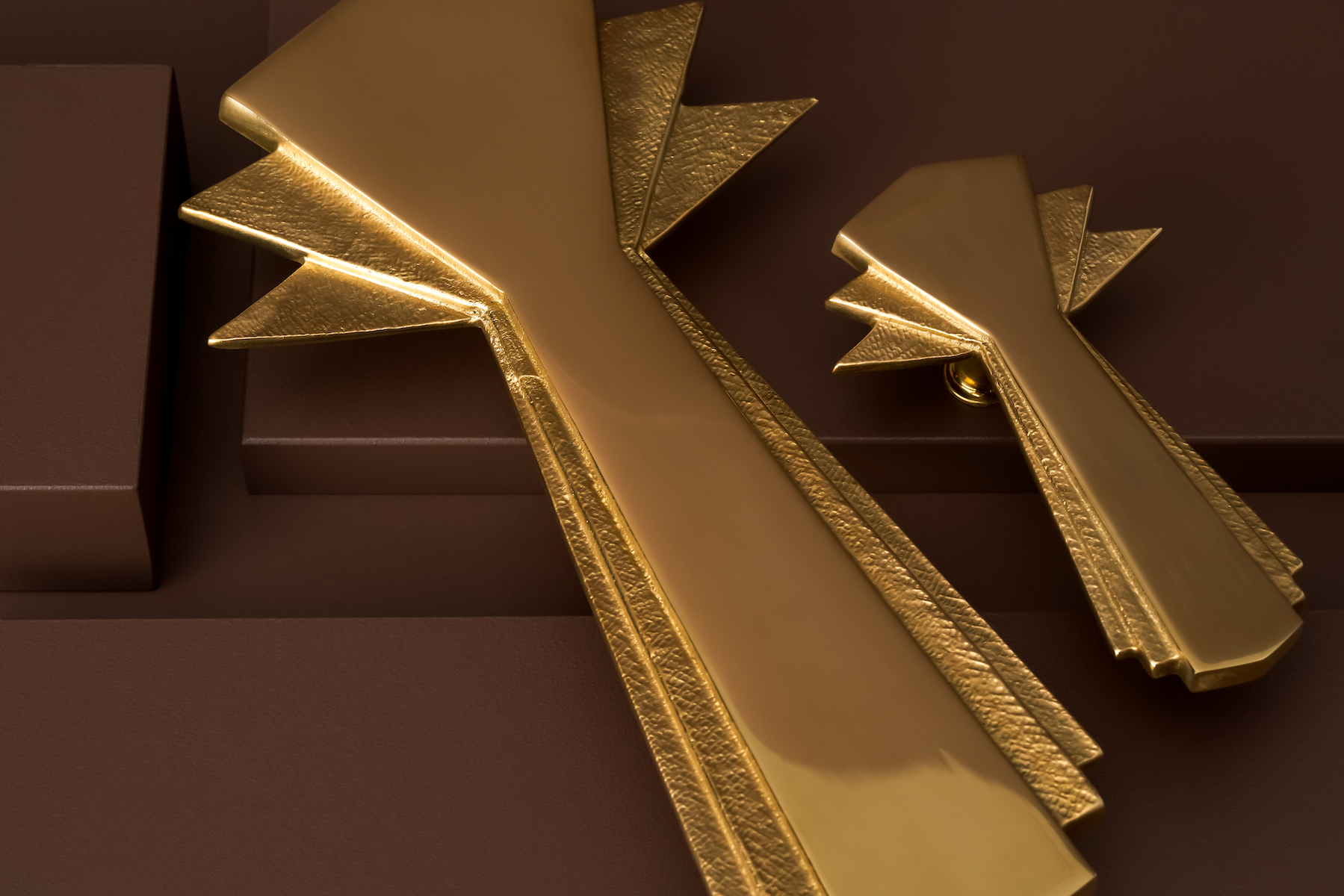Poignée de meuble Empire en laiton s'inspire de l'esthétique Art Déco. Sa ligne raffinée et son caractère décoratif en font un détail élégant, idéal pour apporter une touche de luxe au mobilier.