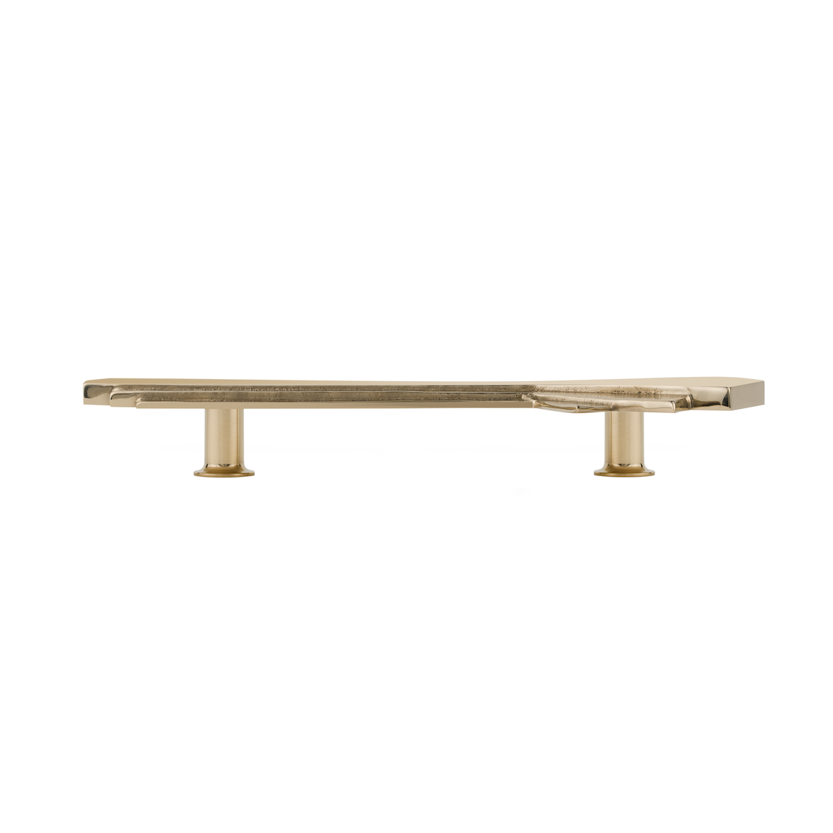 Poignée de meuble Empire en laiton s'inspire de l'esthétique Art Déco. Sa ligne raffinée et son caractère décoratif en font un détail élégant, idéal pour apporter une touche de luxe au mobilier.