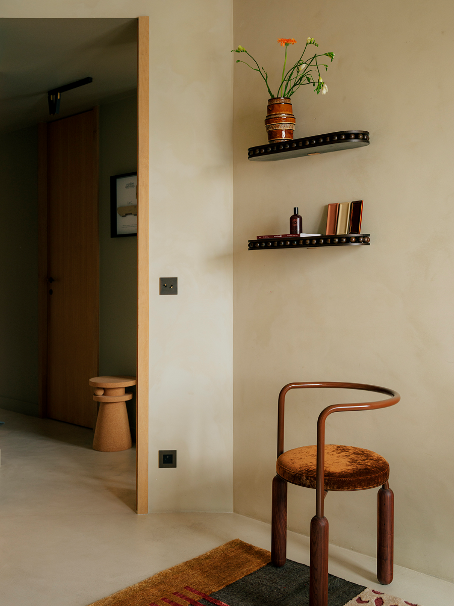 A fixer sur le côté d'un mur ou de chaque côté d'un lit comme chevet, l'étagère Léon est un petit bijou d’ébénisterie. Etagère en bois massif réalisé par un atelier artisanal français, pièce iconique de la collection Caroline Andréoni La Maison.