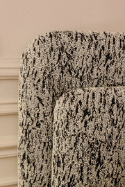 Initialement imaginée et conçue pour un des projets d'architecture d'intérieur signé par l'agence Caroline Andréoni, cette tête de lit aux lignes élégantes et aux proportions généreuses s'est naturellement imposée dans notre toute première collection. Nous avons sélectionné avec soin des tissus provenant de grandes maisons d'édition, tout en vous proposant également une gamme exclusive de textiles choisis avec attention, afin de créer un élément unique et raffiné pour votre intérieur.