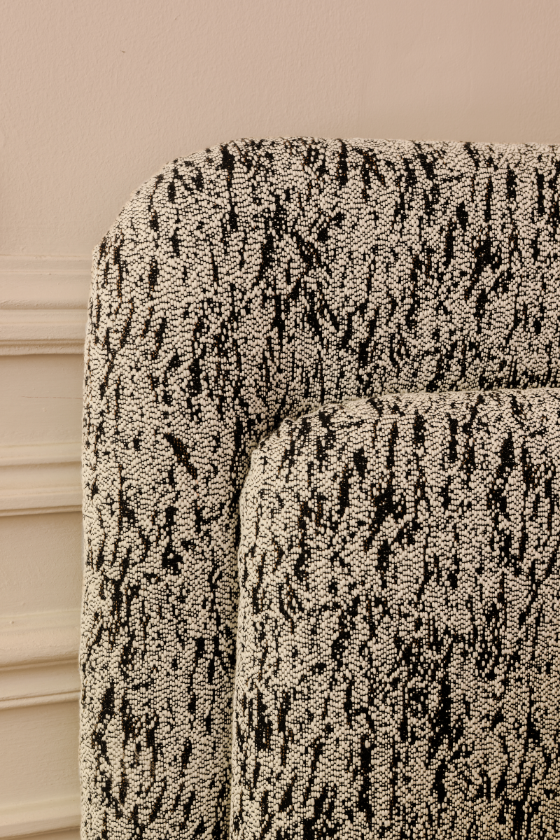 Initialement imaginée et conçue pour un des projets d'architecture d'intérieur signé par l'agence Caroline Andréoni, cette tête de lit aux lignes élégantes et aux proportions généreuses s'est naturellement imposée dans notre toute première collection. Nous avons sélectionné avec soin des tissus provenant de grandes maisons d'édition, tout en vous proposant également une gamme exclusive de textiles choisis avec attention, afin de créer un élément unique et raffiné pour votre intérieur.