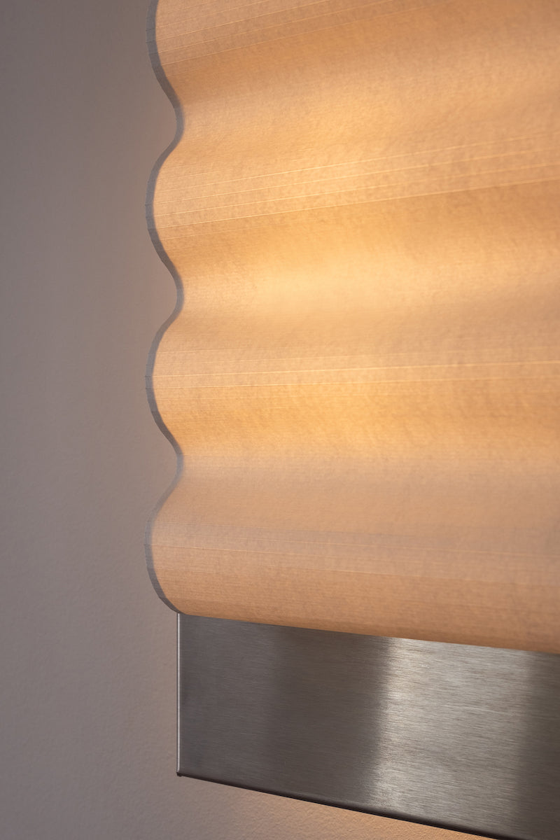 Les appliques Frame Alu Brut de Violaine d'Harcourt sont fabriquées à la main au Portugal, en aluminium et papier.  Dotées d'un design minimaliste et rendant un subtil hommage à l'architecture moderne, les appliques murales Frame sont réalisées avec des matériaux contrastés qui rehaussent le toucher doux d'une vague de papier.