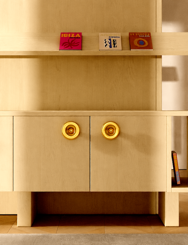 Le bouton de meubles Cava en laiton est fabriqué à la main selon la technologie de moulage traditionnelle en Pologne, par des artisans expérimentés.  Tel un bijou, il se caractérise par ses lignes minimalistes et élégantes.&nbsp;