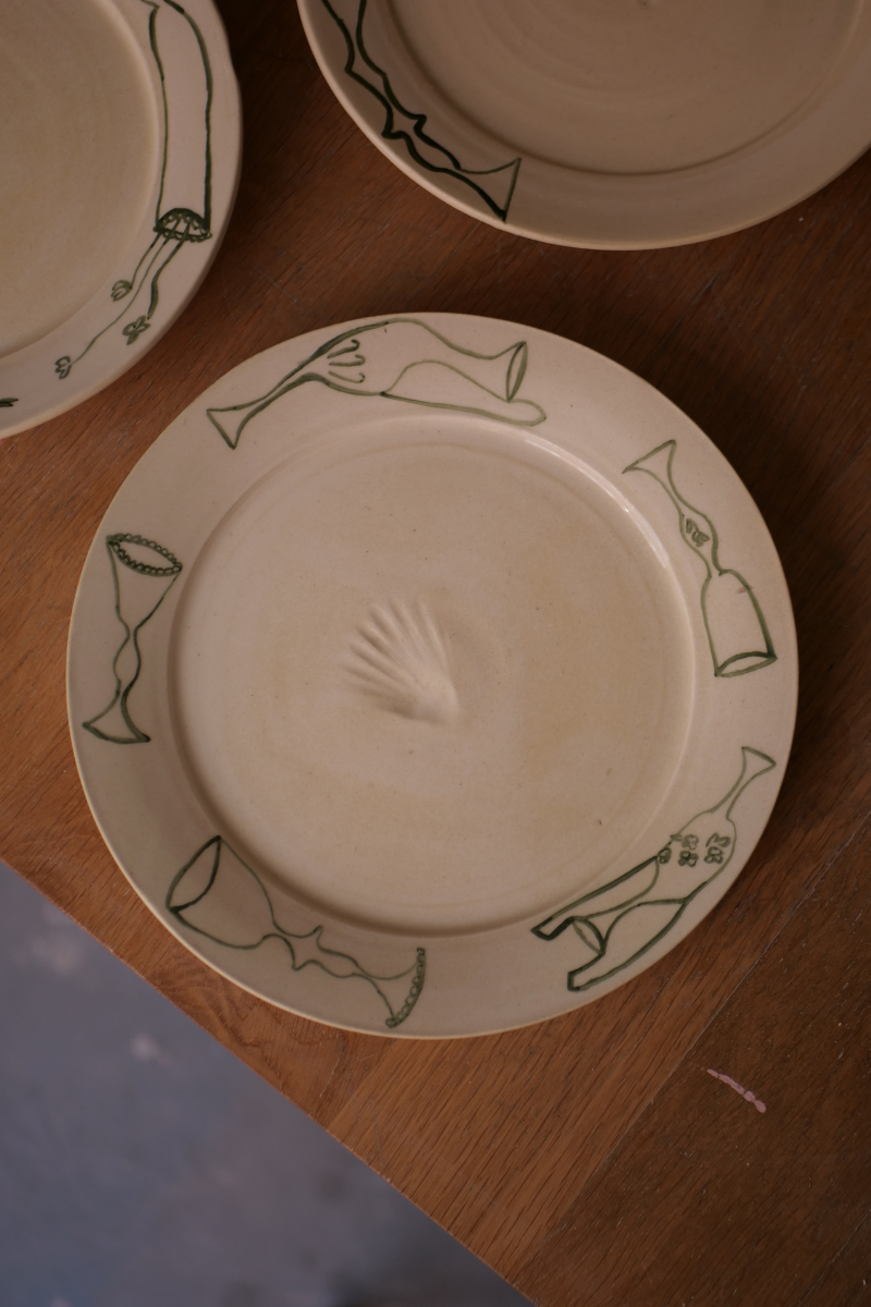Ces assiettes "Inventaire" sont façonnées au tour de potier, puis décorées à la main dans l’atelier marseillais de L’Irrégulière Céramique.
Sur chaque pièce, des dessins libres et joyeux&nbsp;viennent dialoguer avec la matière brute.
Elles évoquent l’enfance, les repas en terrasse, la beauté du geste simple.

Pensées pour un usage alimentaire ou décoratif, ces assiettes se collectionnent, se mélangent, se suspendent… Chaque exemplaire est unique et peint à la main, et peut présenter de subtiles variations.