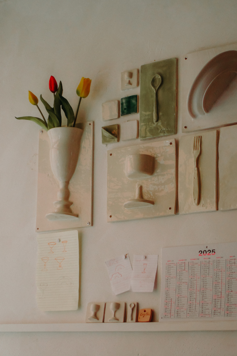Ni tout à fait un vase, ni tout à fait un carreau.
Ce demi-vase signé L’Irrégulière Céramique joue avec les codes de la décoration murale.
Façonné au tour de potier, puis émaillé pour être parfaitement étanche, il se fixe simplement au mur ou se pose sur une étagère, au fil des envies.