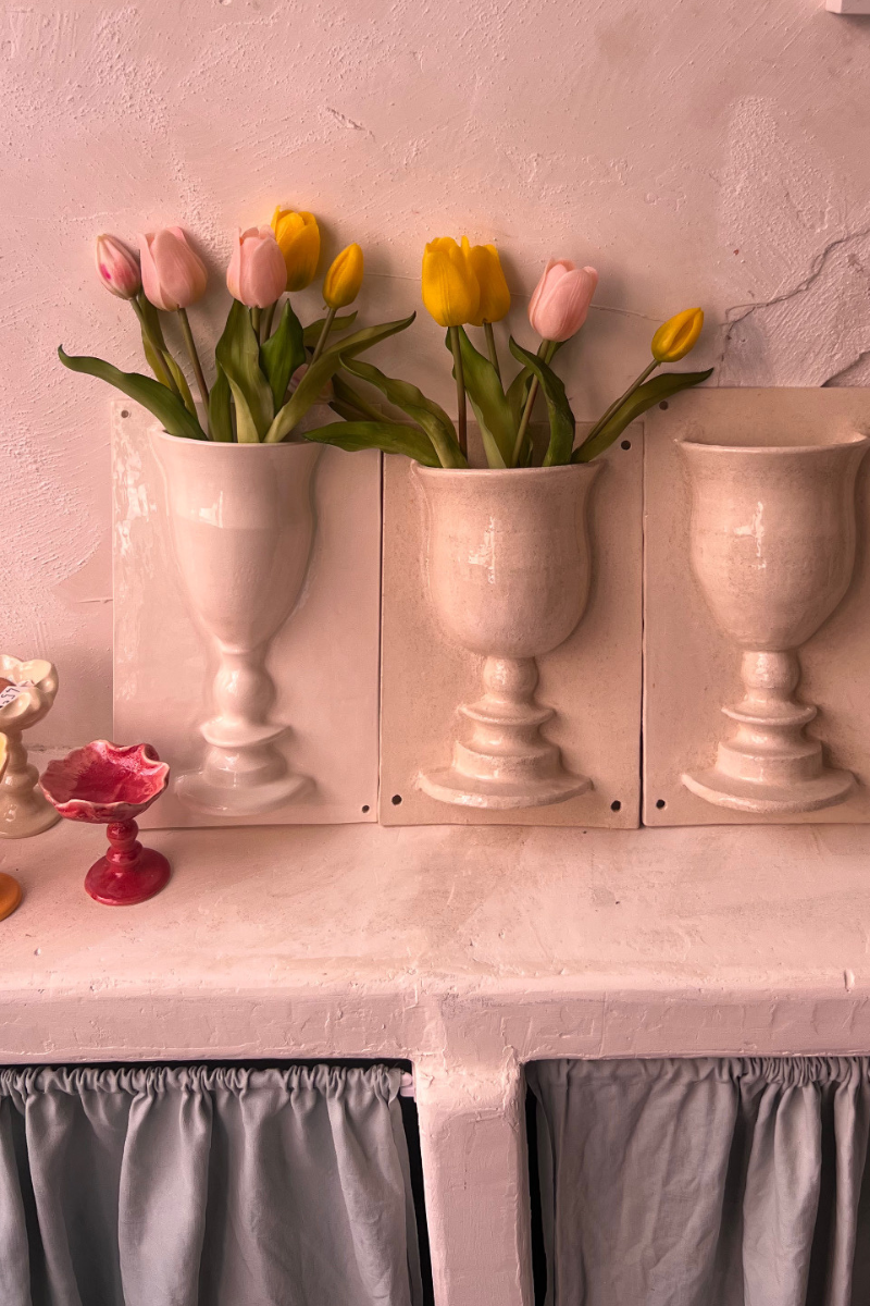 Ni tout à fait un vase, ni tout à fait un carreau.
Ce demi-vase signé L’Irrégulière Céramique joue avec les codes de la décoration murale.
Façonné au tour de potier, puis émaillé pour être parfaitement étanche, il se fixe simplement au mur ou se pose sur une étagère, au fil des envies.