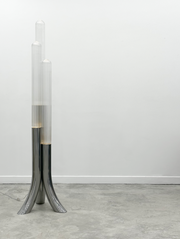 La rencontre de Mickaël avec un artisan verrier lui permet de retranscrire toutes les nuances d'oscillations et de reflets auxquels le paysage méditerranéen l'a habitué. Des cannes striées, fumées ou transparentes assemblées sous la forme d'un cactus élancé et raffiné, qui révèlent toute leur singularité en s'éclairant.  Tous les reliefs du verre sont projetés sur l'environnement qui l'entoure. Une ode au territoire d'origine de Mickaël.