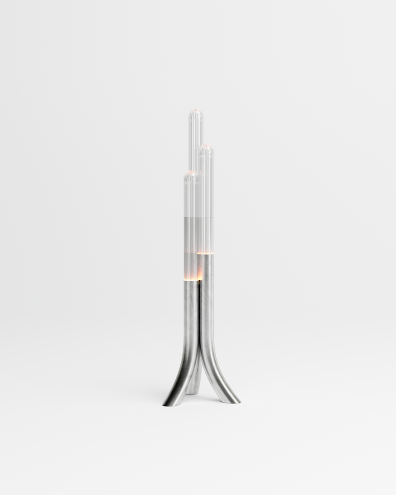 La rencontre de Mickaël avec un artisan verrier lui permet de retranscrire toutes les nuances d'oscillations et de reflets auxquels le paysage méditerranéen l'a habitué. Des cannes striées, fumées ou transparentes assemblées sous la forme d'un cactus élancé et raffiné, qui révèlent toute leur singularité en s'éclairant.  Tous les reliefs du verre sont projetés sur l'environnement qui l'entoure. Une ode au territoire d'origine de Mickaël.