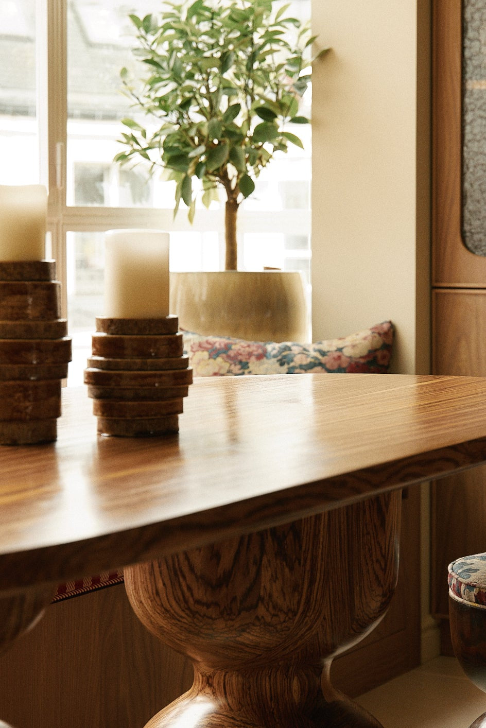 Le bougeoir Écorce en exclusivité chez Caroline Andréoni La Maison est réalisé en grès blanc chamotté, terre lisse à laquelle a été rajoutée de la terre cuite broyée lui donnant une texture idéale pour le modelage et un grain authentique. Il est proposé brut ou émaillé couleur cognac et vert. Dans les 2 finitions, l’intérieur est émaillé transparent afin de les utiliser en vase. La collection Écorce est réalisée selon la technique de la plaque et entièrement façonnées à la main.