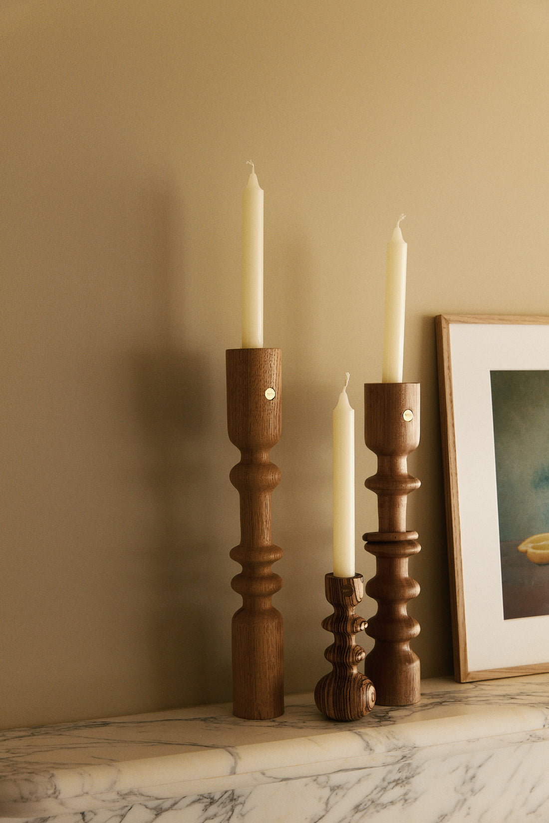 Telle une famille, la collection de bougeoirs Romie Objetti est un clin d'œil aux diverses créations de l'équipe de Design française " L'Œuf centre d'étude s".
Cet ensemble de totems aux largeurs, hauteurs et essences différentes, avec ou sans bougies habillent votre intérieur comme des sculptures.
La finition à la cire d'abeille apporte un rendu satiné et soyeux qui permet de préserver l'aspect naturel et authentique du bois, tout en le sublimant.