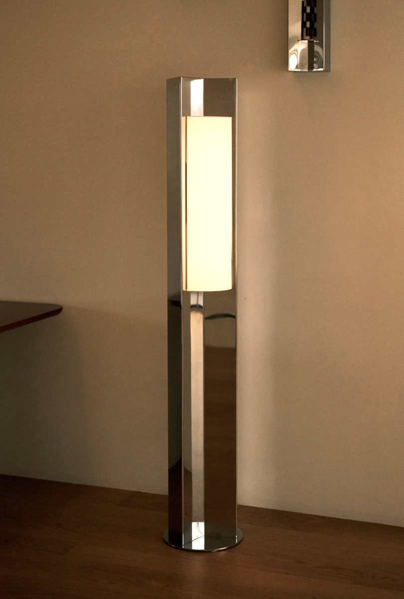 Le lampadaire Arrow, proposé par notre créatrice Violaine d'Harcourt possède un design moderne et minimaliste, avec des lignes droites et épurées. Il émet une lumière douce et accueillante, parfait pour créer une ambiance raffinée et sereine dans n'importe quel espace. Cette lampe est fabriquée en acier inoxydable, avec une finition polie qui crée un subtil effet miroir.

Possibilité de choisir entre deux versions : avec ou sans diffuseur en papier, méticuleusement fabriqué à la main et fixé sur le devant.