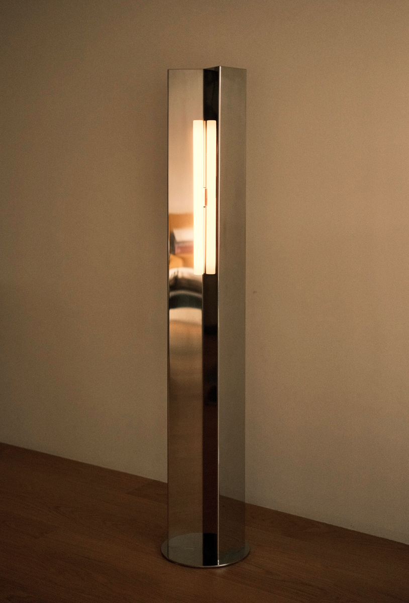 Le lampadaire Arrow, proposé par notre créatrice Violaine d'Harcourt possède un design moderne et minimaliste, avec des lignes droites et épurées. Il émet une lumière douce et accueillante, parfait pour créer une ambiance raffinée et sereine dans n'importe quel espace. Cette lampe est fabriquée en acier inoxydable, avec une finition polie qui crée un subtil effet miroir.

Possibilité de choisir entre deux versions : avec ou sans diffuseur en papier, méticuleusement fabriqué à la main et fixé sur le devant.