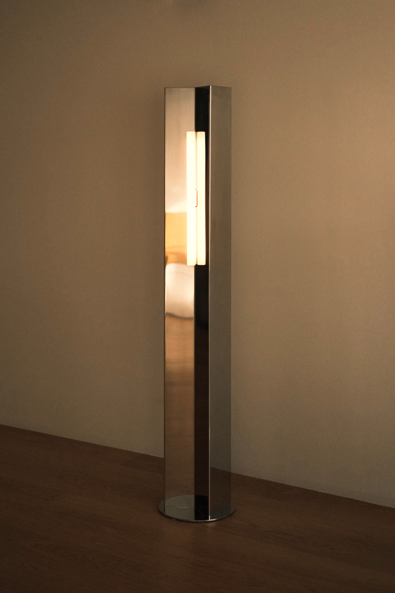 Le lampadaire Arrow, proposé par notre créatrice Violaine d'Harcourt possède un design moderne et minimaliste, avec des lignes droites et épurées. Il émet une lumière douce et accueillante, parfait pour créer une ambiance raffinée et sereine dans n'importe quel espace. Cette lampe est fabriquée en acier inoxydable, avec une finition polie qui crée un subtil effet miroir.

Possibilité de choisir entre deux versions : avec ou sans diffuseur en papier, méticuleusement fabriqué à la main et fixé sur le devant.