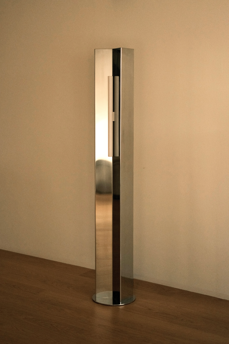 Le lampadaire Arrow, proposé par notre créatrice Violaine d'Harcourt possède un design moderne et minimaliste, avec des lignes droites et épurées. Il émet une lumière douce et accueillante, parfait pour créer une ambiance raffinée et sereine dans n'importe quel espace. Cette lampe est fabriquée en acier inoxydable, avec une finition polie qui crée un subtil effet miroir.

Possibilité de choisir entre deux versions : avec ou sans diffuseur en papier, méticuleusement fabriqué à la main et fixé sur le devant.