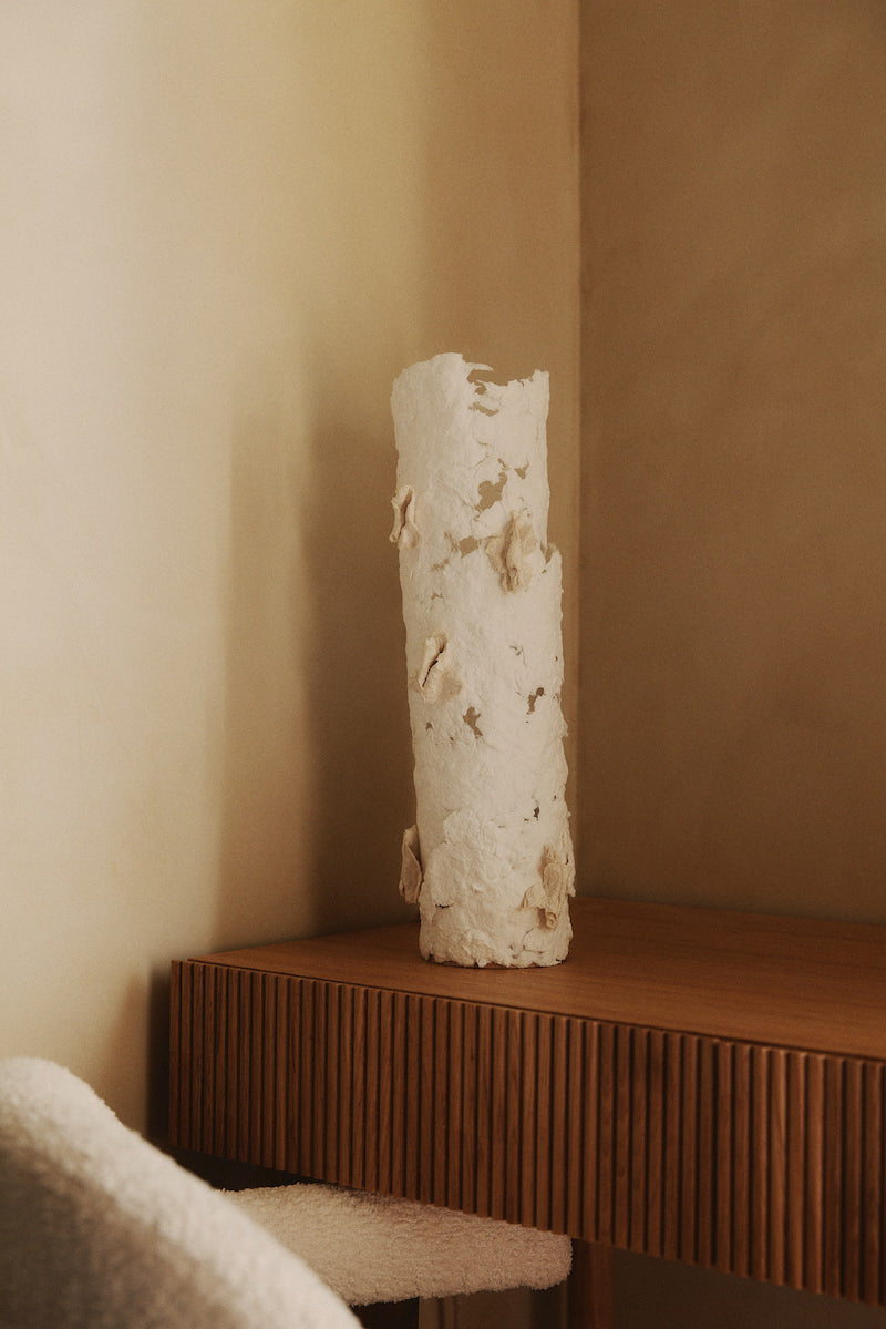 La lampe à poser Abaca est soigneusement créée avec amour et délicatesse par l’artiste Emma Karila. Offrant une ambiance chaleureuse à votre intérieur, la lampe en papier allie l’artisanat et la tradition à un esthétique moderne et élégant. Avec sa structure en métal, cette pièce apportera un côté artistique à votre décoration.  Fabriquée à partir de papier coton abaca, puis sculptée mouillée, en séchant, cette lampe est unique en son genre rendant chaque exemplaire en véritable œuvre d’art.