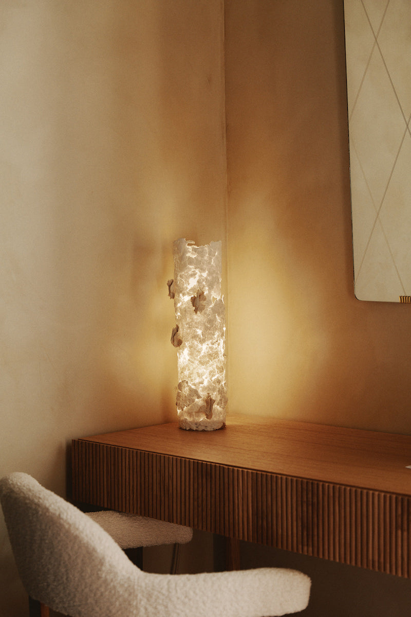 La lampe à poser Abaca est soigneusement créée avec amour et délicatesse par l’artiste Emma Karila. Offrant une ambiance chaleureuse à votre intérieur, la lampe en papier allie l’artisanat et la tradition à un esthétique moderne et élégant. Avec sa structure en métal, cette pièce apportera un côté artistique à votre décoration.  Fabriquée à partir de papier coton abaca, puis sculptée mouillée, en séchant, cette lampe est unique en son genre rendant chaque exemplaire en véritable œuvre d’art.