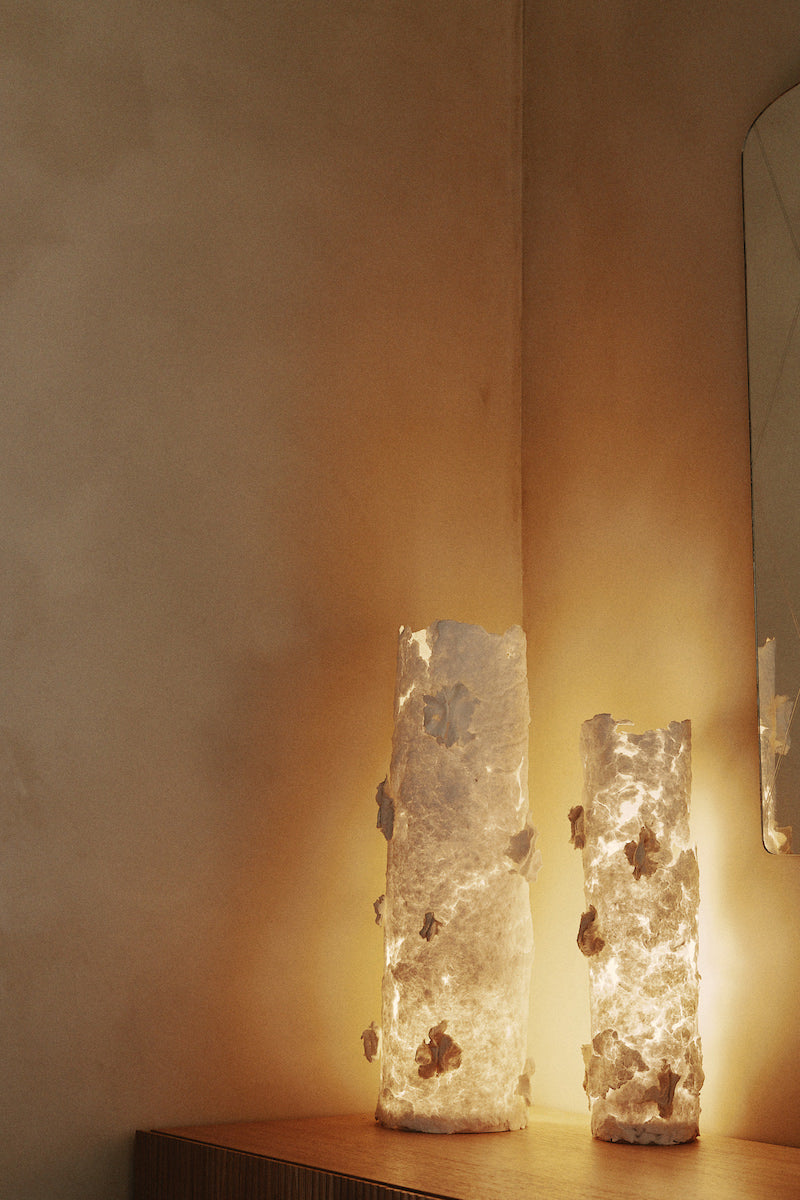 La lampe à poser grand modèle Abaca est soigneusement créée avec amour et délicatesse par l’artiste Emma Karila. Offrant une ambiance chaleureuse à votre intérieur, la lampe en papier allie l’artisanat et la tradition à un esthétique moderne et élégant.  Avec sa structure en métal, cette pièce apportera un côté artistique à votre décoration.  Fabriquée à partir de papier coton abaca, puis sculptée mouillée, en séchant, cette lampe est unique en son genre rendant chaque exemplaire en véritable œuvre d’art.