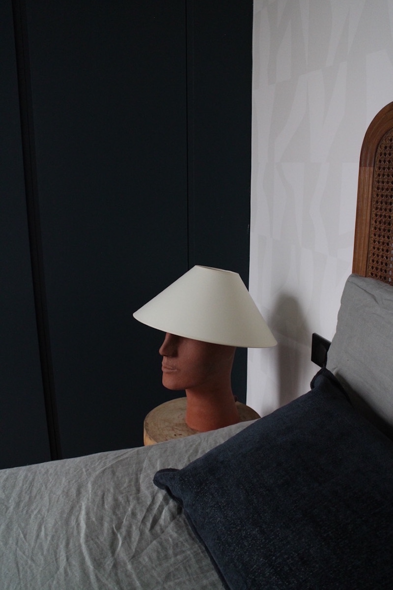 Fabriquée à base de grès orange brut chamotté, la lampe à poser Audacieuse reprend un visage affirmé. Cette pièce fait partie du duo de lampes "Les Sœurs" proposé par l'artiste Thalia Dalecky.