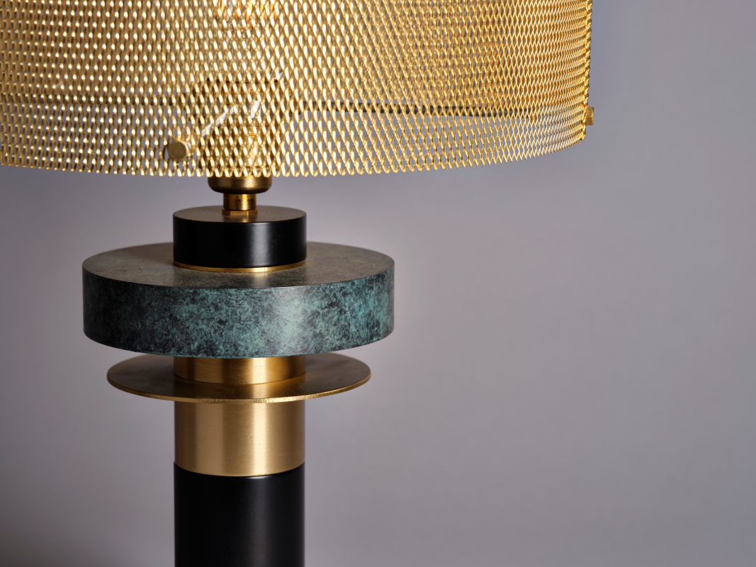 Ces lampes ponctuent les espaces en revendiquant leur style art déco. Elles rythment avec élégance un intérieur contemporain, à la fois épurées dans leurs lignes et raffinées dans le travail du verre. Plusieurs lampes dans un même intérieur rappellent, par touche, les brasseries parisiennes et les salons années 30.
La lumière est diffuse et cristalline. Le verre travaillé est à la fois léger et subtil.